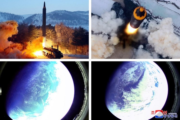صورة نشرتها وكالة الانباء الرسمية في كوريا الشمالية لإطلاق صاروخ "هواسونغ-12" بداية العام الحالي